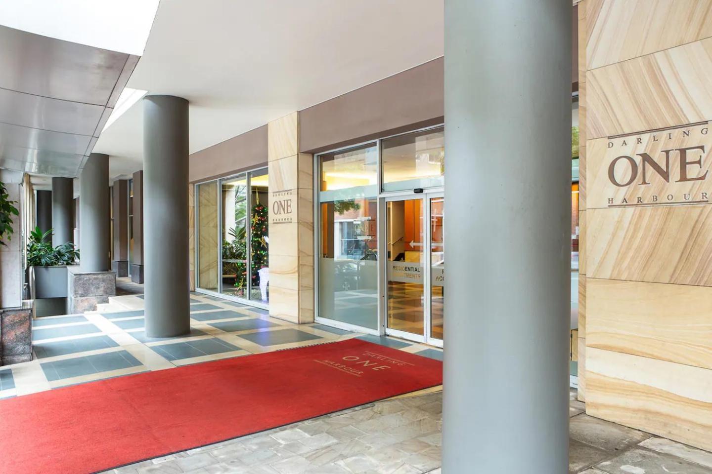 Stunning Darling Harbour View & Parking Apartment Sydney